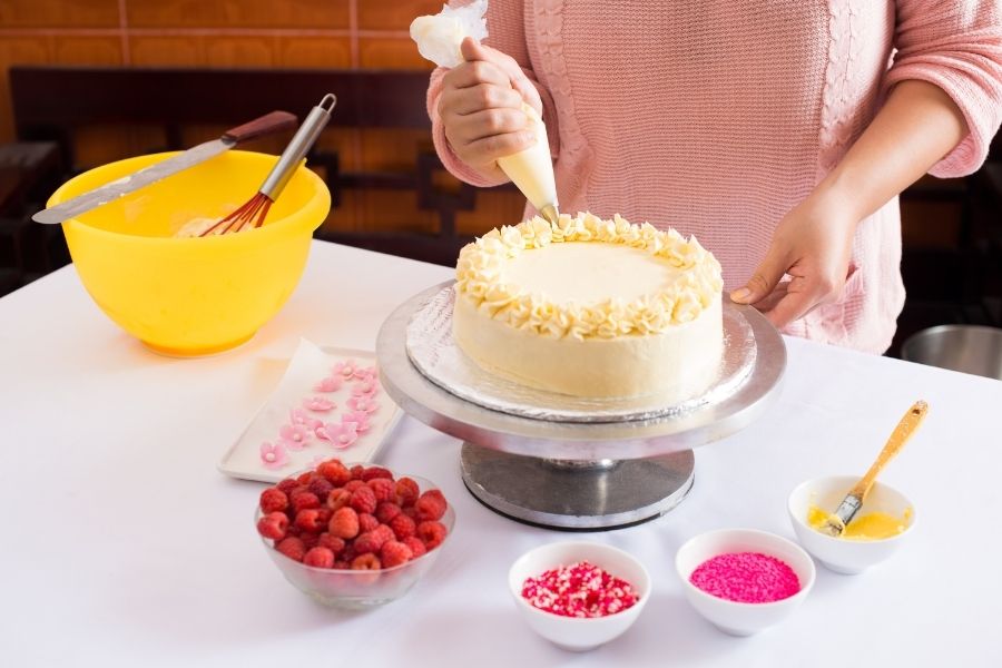 7 Cake Decorating Tips and Tricks